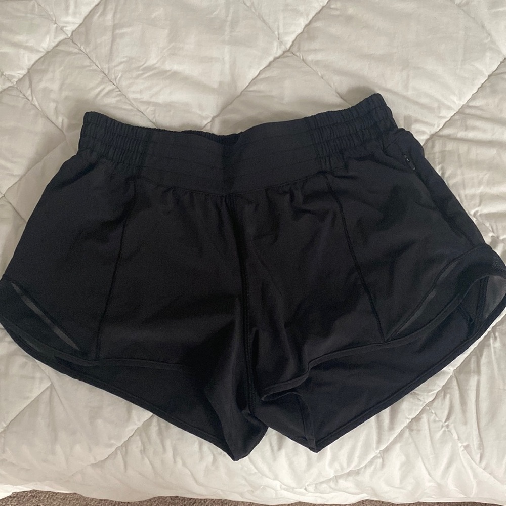 Like new Lululemon hotly hot high rise 2.5 in size 6